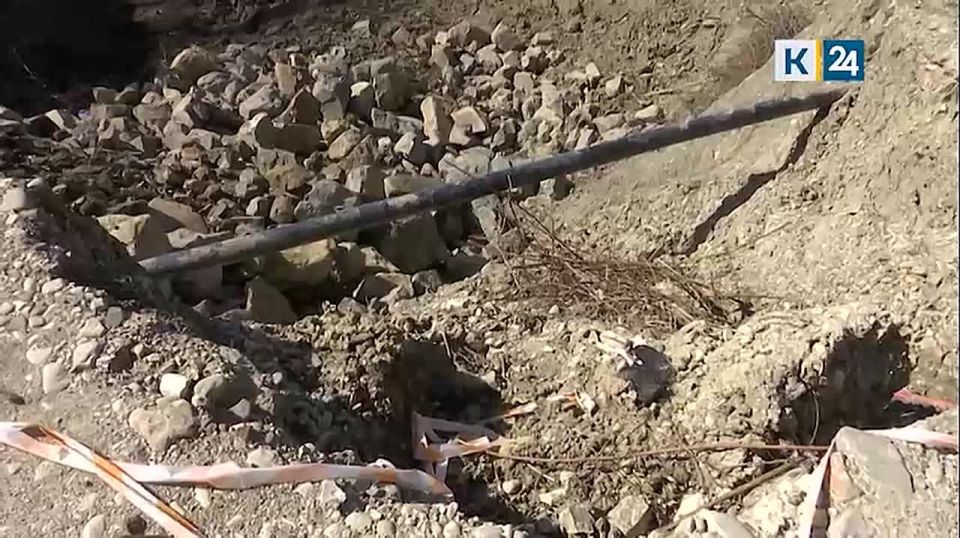 Специалисты укрепляют валунами дорогу, пострадавшую из-за оползня в районе Туапсе