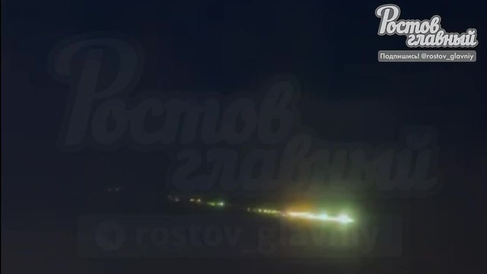 Жители южных регионов России ночью заметили в небе яркий светящийся объект, который быстро пролетел и, по всей видимости, разрушился в атмосфере