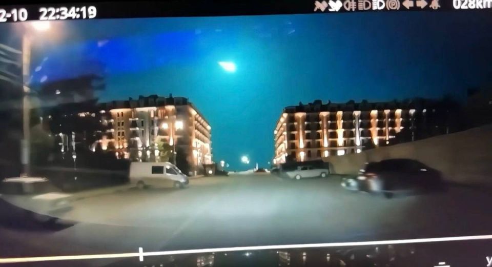 1 Метеорит, взорвавшийся над Черным морем, попал на камеры