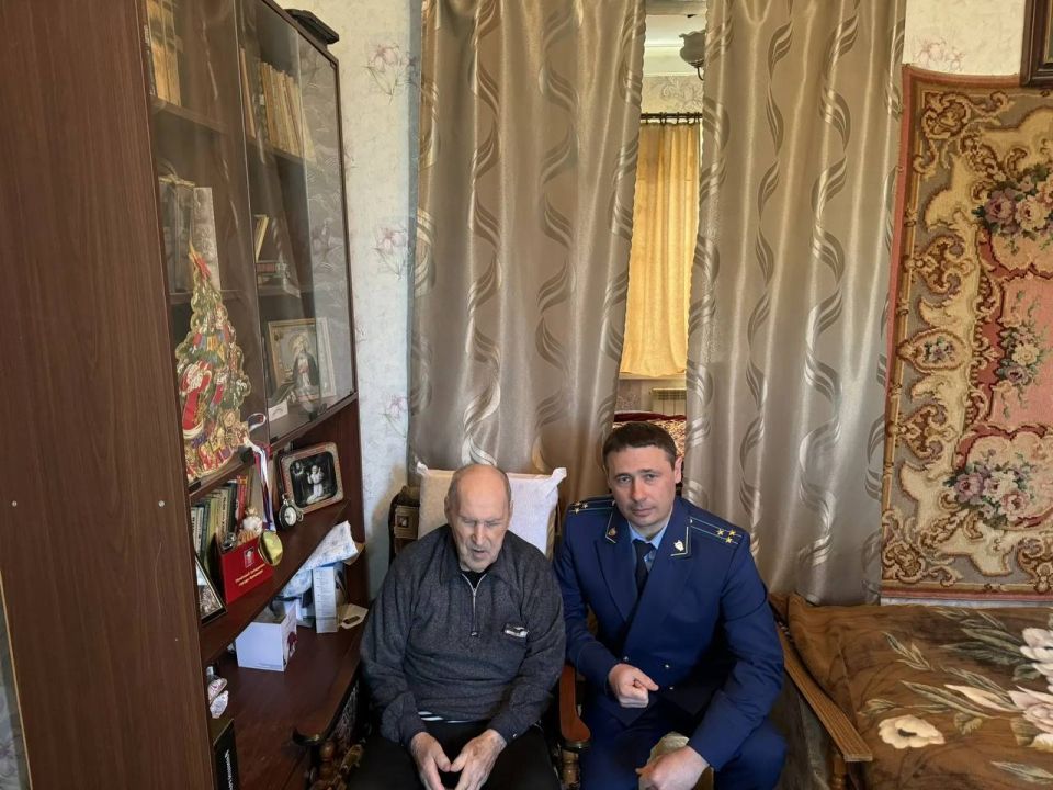 Прокурор г. Армавира поздравил участника Великой Отечественной войны с празднованием 102-летия
