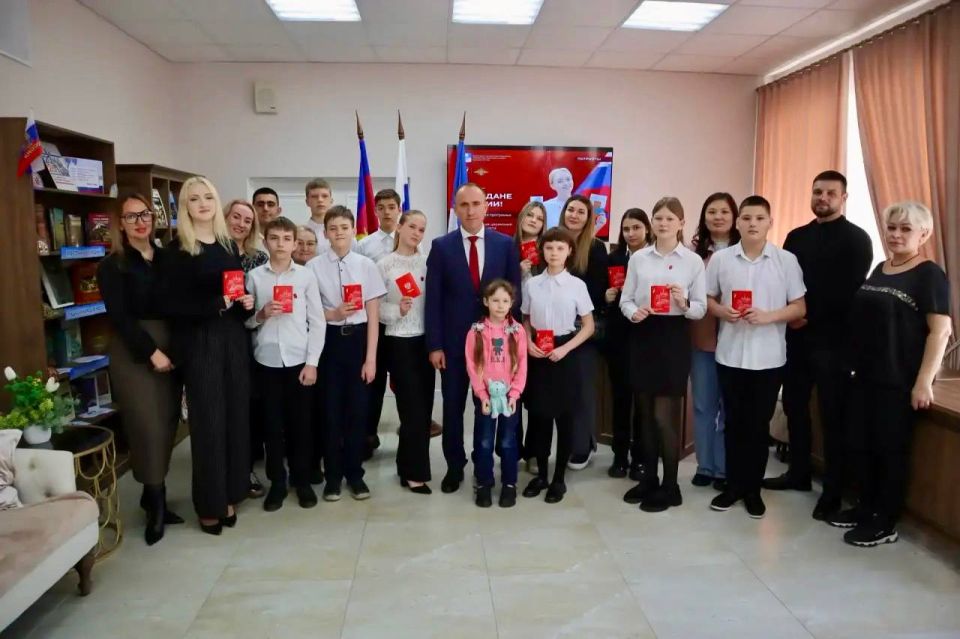 Глава города-курорта вручил паспорта юным жителям Геленджика