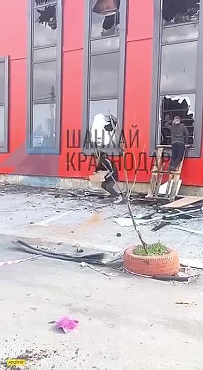 Не доедают?. Четвертый день подряд на руинах краснодарского магазина «Светофор» на Российской орудуют мародеры