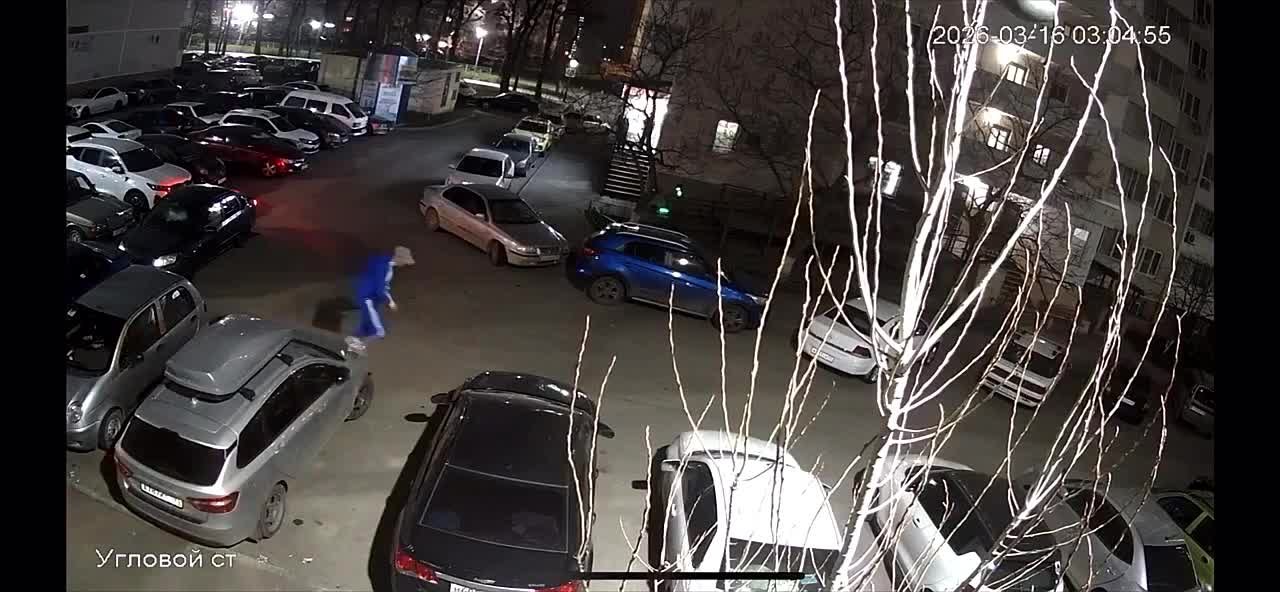 Такие себе развлечения. В Краснодаре неизвестные устроили забег по капотам и крышам автомобилей на улице Героев Разведчиков