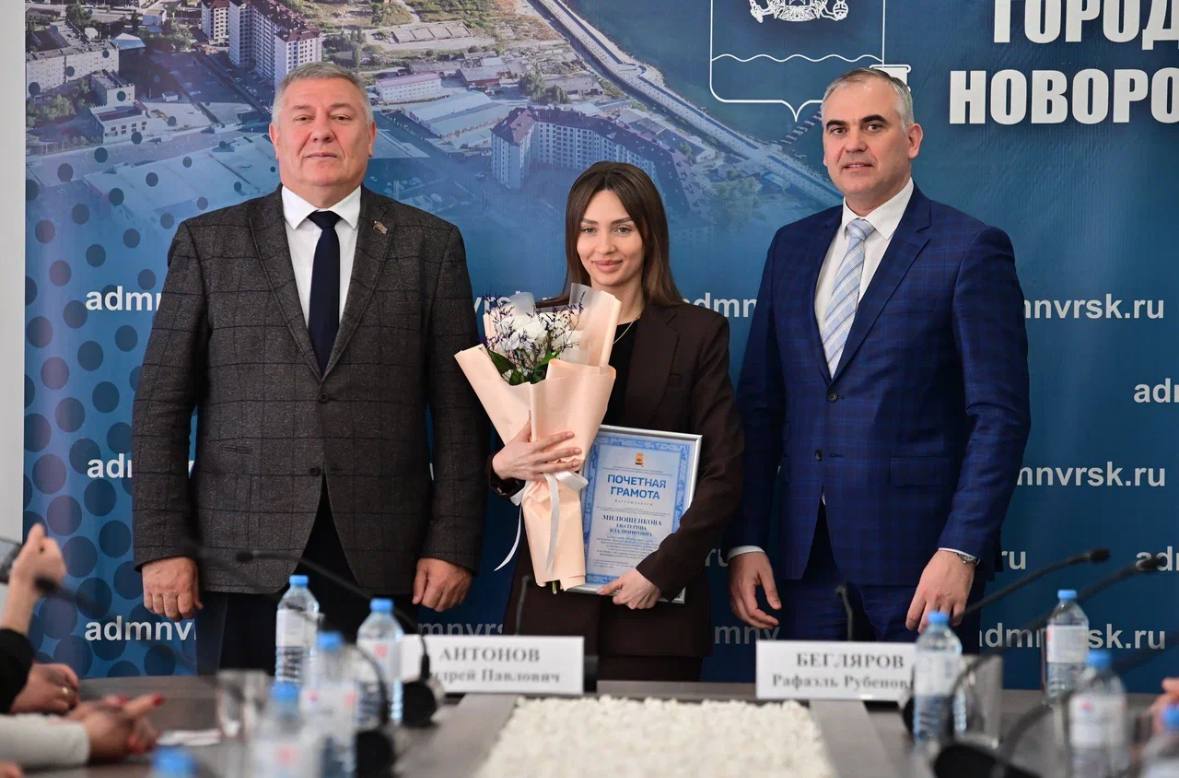 В Новороссийске поблагодарили за труд и преданность профессии лучших представителей отрасли бытового обслуживания населения и ЖКХ В Новороссийске поблагодарили за труд и преданность профессии лучших представителей отрасли бытового обслуживания населения и ЖКХ