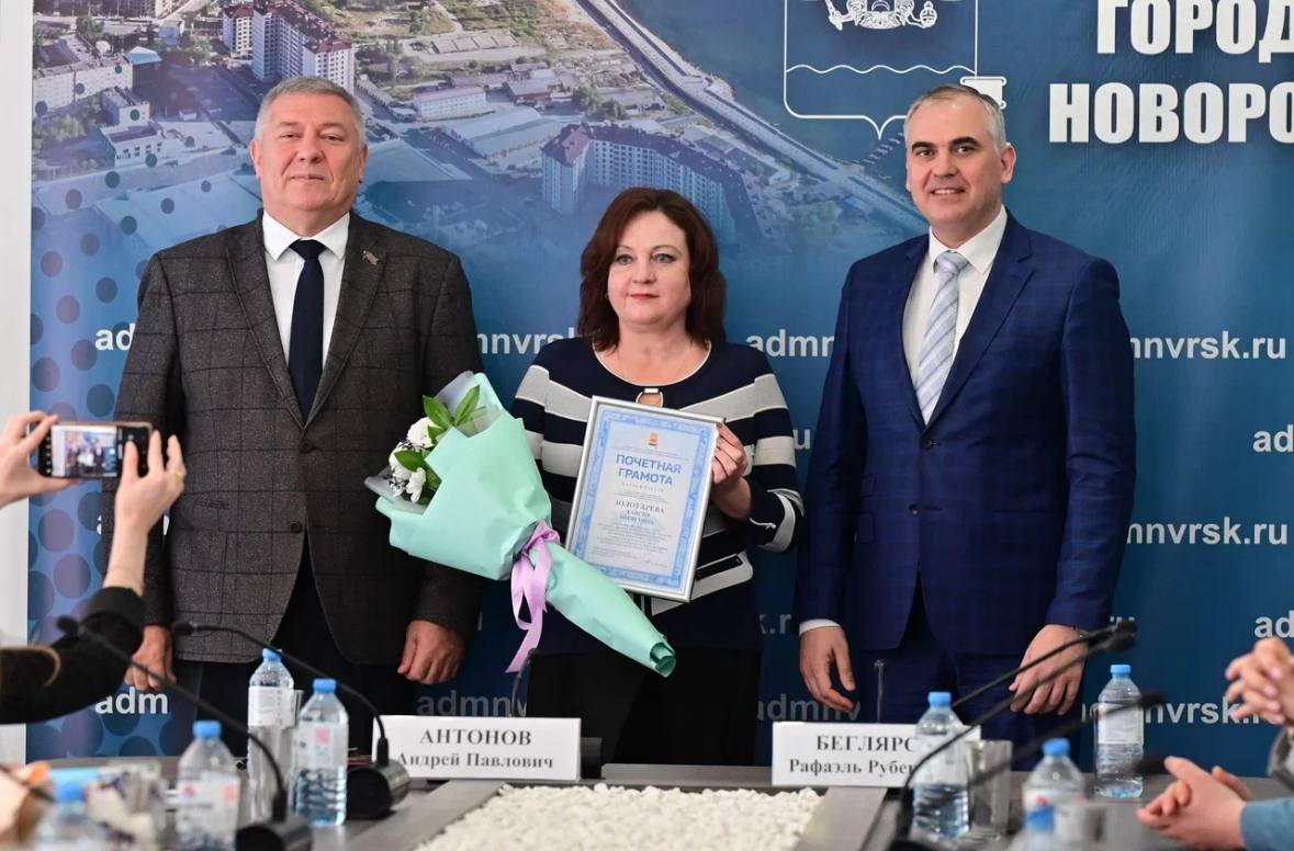 В Новороссийске поблагодарили за труд и преданность профессии лучших представителей отрасли бытового обслуживания населения и ЖКХ В Новороссийске поблагодарили за труд и преданность профессии лучших представителей отрасли бытового обслуживания населения и ЖКХ