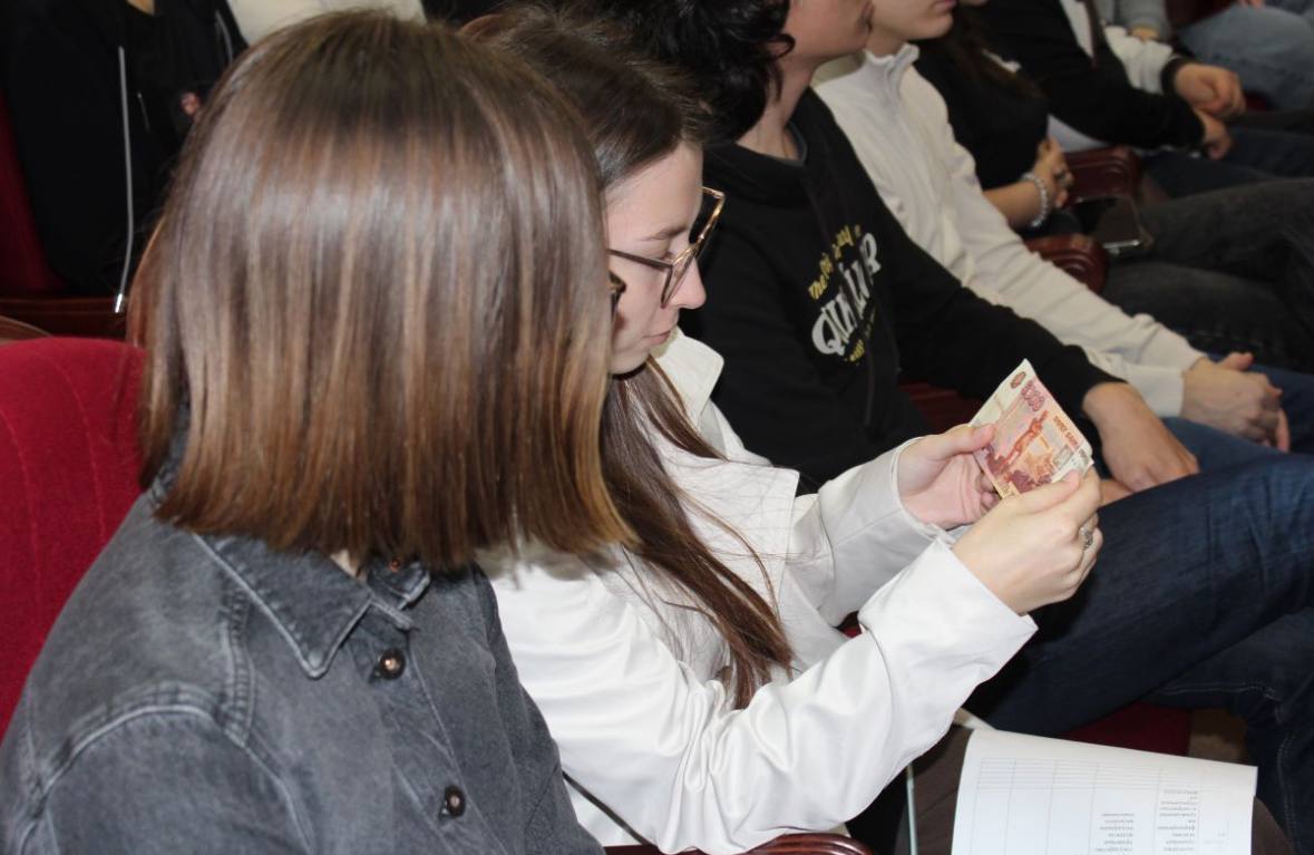 Полицейские отдела по борьбе с экономическими преступлениями и противодействия коррупции в свой профессиональный праздник встретились со студентами Новороссийска Полицейские отдела по борьбе с экономическими преступлениями и противодействия коррупции в свой профессиональный праздник встретились со студентами Новороссийска