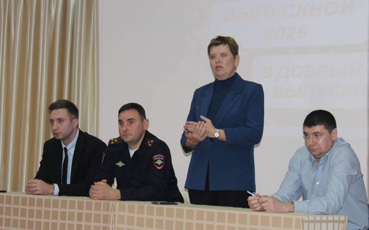 Полицейские отдела по борьбе с экономическими преступлениями и противодействия коррупции в свой профессиональный праздник встретились со студентами Новороссийска Полицейские отдела по борьбе с экономическими преступлениями и противодействия коррупции в свой профессиональный праздник встретились со студентами Новороссийска