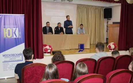 Полицейские отдела по борьбе с экономическими преступлениями и противодействия коррупции в свой профессиональный праздник встретились со студентами Новороссийска