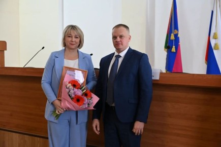 Вручил Благодарность Президиума Краснодарской краевой региональной организации Общероссийского профсоюза работников госучреждений и общественного обслуживания Российской Федерации главе Ясенского сельского поселения Татьяне...