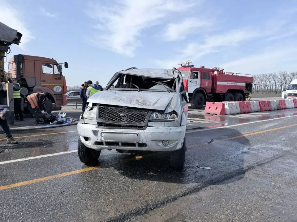 Четыре человека, в том числе трое детей, пострадали в ДТП с опрокинутой машиной в Краснодарском крае, сообщили в региональном МВД