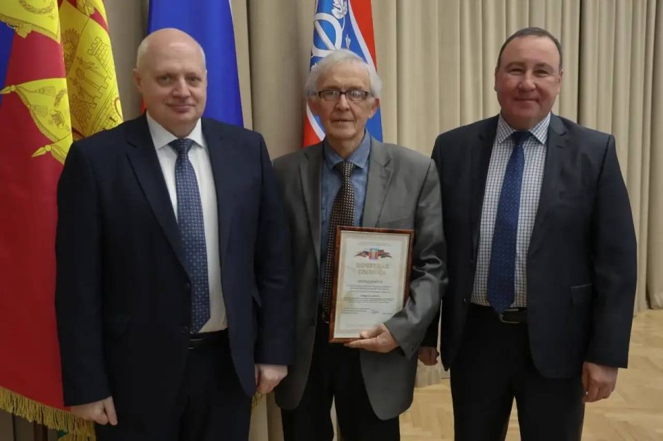 Андрей Харченко: В рамках традиционного Дня общественности наградил победителей городского конкурса на звание лучшего органа ТОС в 2025 году