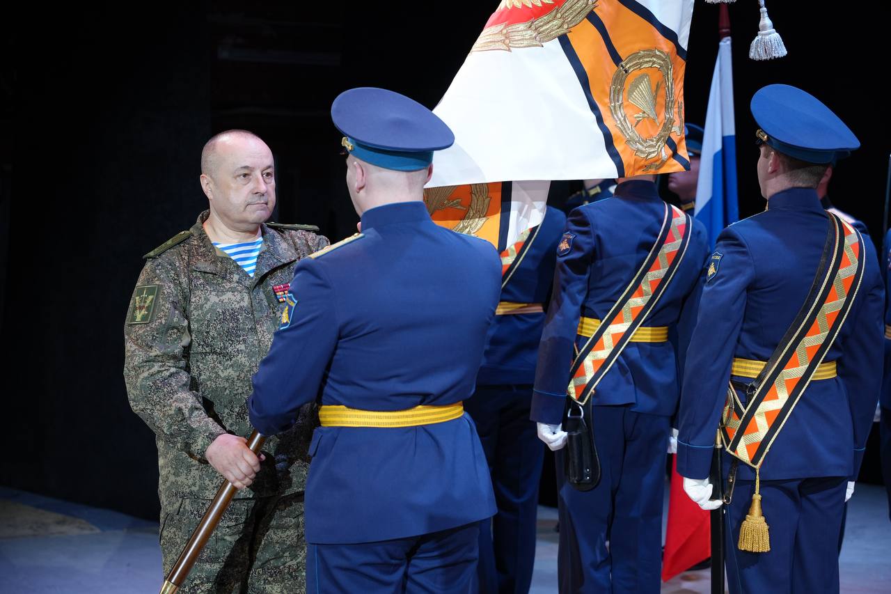 Андрей Кравченко: Боевые знамена вручены отдельным танковому и десантно-штурмовому батальонам 7-ой гвардейской десантно-штурмовой Краснознаменной орденов Александра Невского Суворова и Кутузова дивизии (горной) Андрей Кравченко: Боевые знамена вручены отдельным танковому и десантно-штурмовому батальонам 7-ой гвардейской десантно-штурмовой Краснознаменной орденов Александра Невского Суворова и Кутузова дивизии (горной)