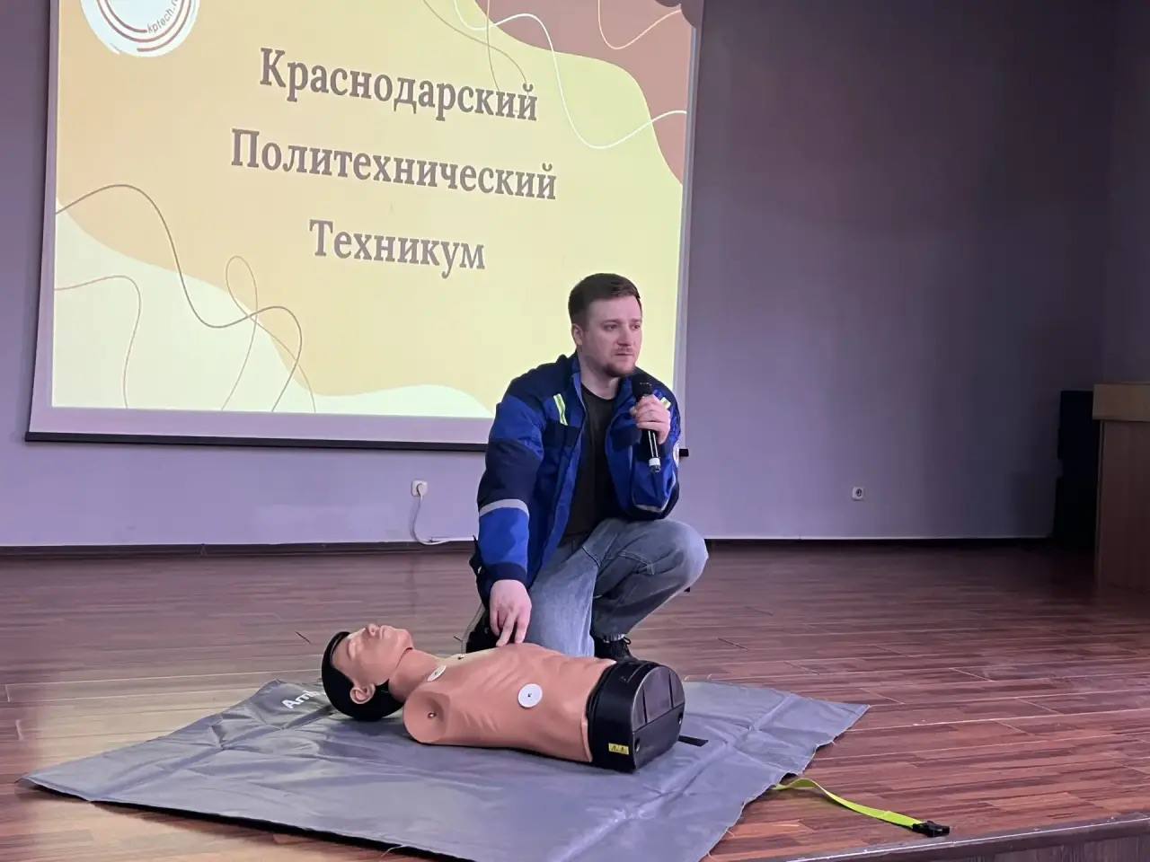 Госавтоинспекция г. Краснодара совместно с представителями Центра медицины катастроф, МЧС и уголовного розыска провела профилактическое мероприятие — «Краш-курс» для учащихся «Краснодарского политехнического техникума» Госавтоинспекция г. Краснодара совместно с представителями Центра медицины катастроф, МЧС и уголовного розыска провела профилактическое мероприятие — «Краш-курс» для учащихся «Краснодарского политехнического техникума»