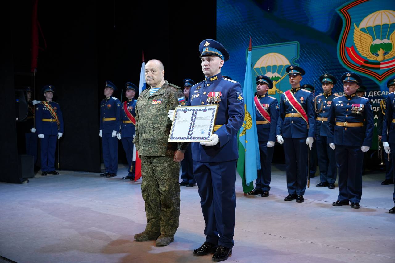 Андрей Кравченко: Боевые знамена вручены отдельным танковому и десантно-штурмовому батальонам 7-ой гвардейской десантно-штурмовой Краснознаменной орденов Александра Невского Суворова и Кутузова дивизии (горной) Андрей Кравченко: Боевые знамена вручены отдельным танковому и десантно-штурмовому батальонам 7-ой гвардейской десантно-штурмовой Краснознаменной орденов Александра Невского Суворова и Кутузова дивизии (горной)