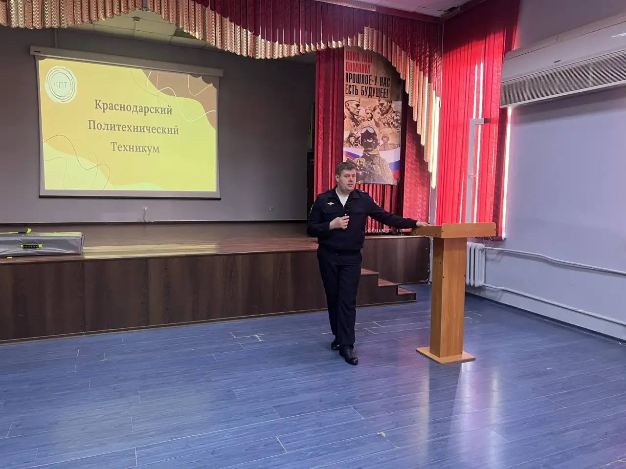 Госавтоинспекция г. Краснодара совместно с представителями Центра медицины катастроф, МЧС и уголовного розыска провела профилактическое мероприятие — «Краш-курс» для учащихся «Краснодарского политехнического техникума» Госавтоинспекция г. Краснодара совместно с представителями Центра медицины катастроф, МЧС и уголовного розыска провела профилактическое мероприятие — «Краш-курс» для учащихся «Краснодарского политехнического техникума»