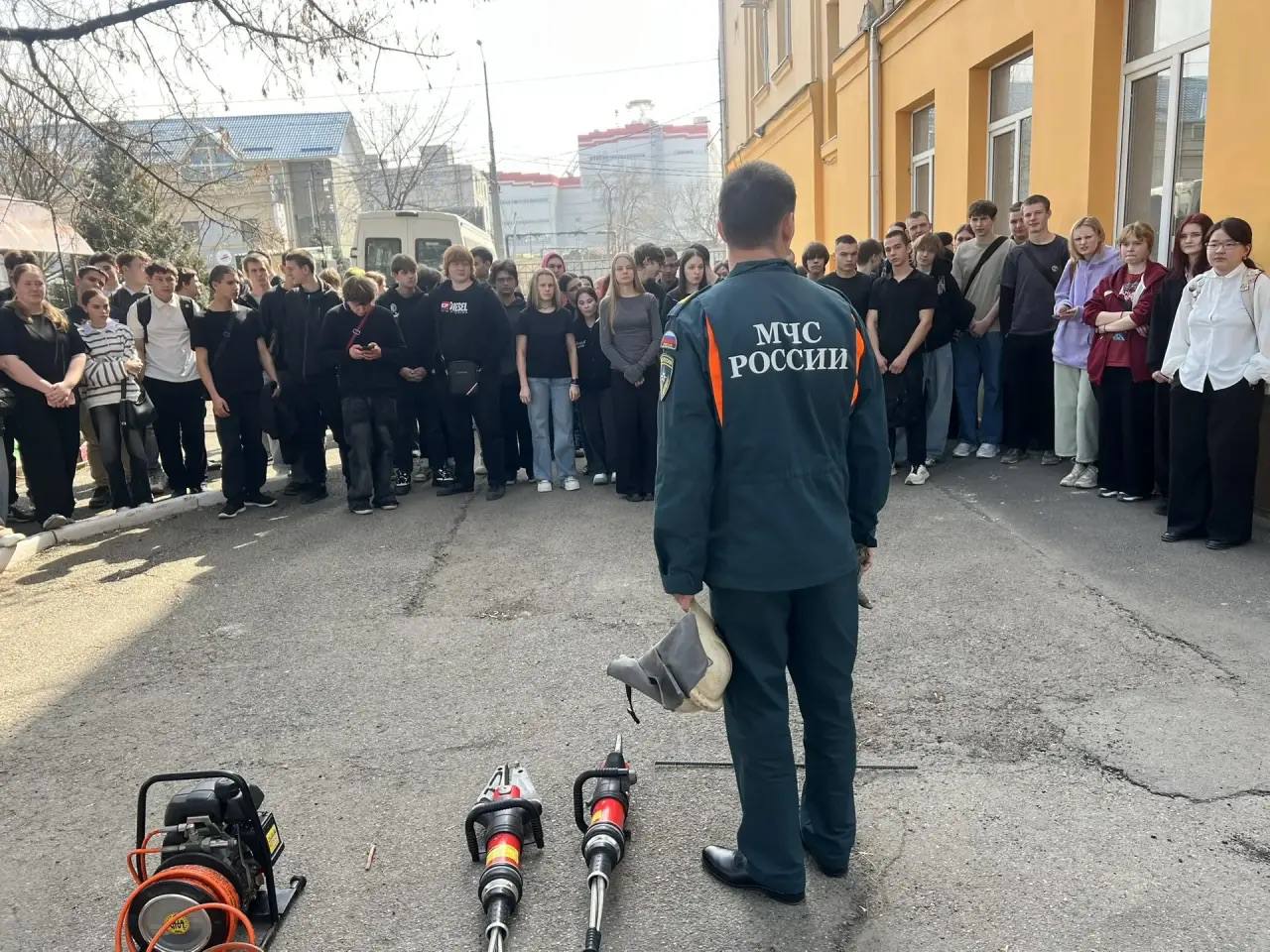 Госавтоинспекция г. Краснодара совместно с представителями Центра медицины катастроф, МЧС и уголовного розыска провела профилактическое мероприятие — «Краш-курс» для учащихся «Краснодарского политехнического техникума»