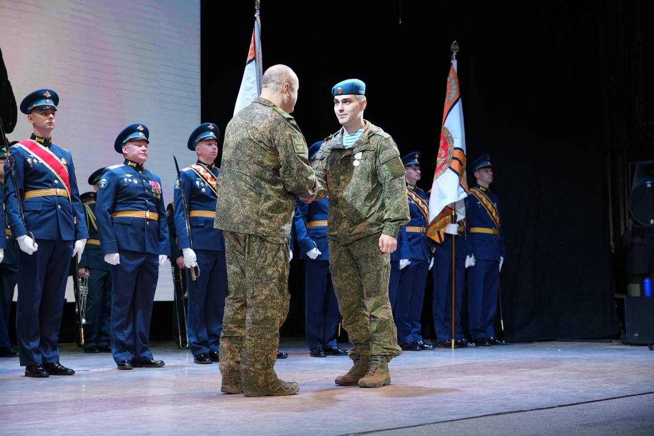 Андрей Кравченко: Боевые знамена вручены отдельным танковому и десантно-штурмовому батальонам 7-ой гвардейской десантно-штурмовой Краснознаменной орденов Александра Невского Суворова и Кутузова дивизии (горной) Андрей Кравченко: Боевые знамена вручены отдельным танковому и десантно-штурмовому батальонам 7-ой гвардейской десантно-штурмовой Краснознаменной орденов Александра Невского Суворова и Кутузова дивизии (горной)