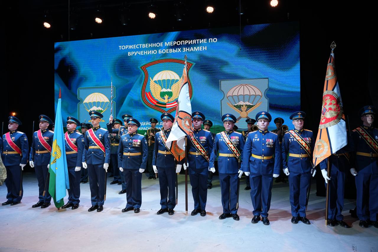 Андрей Кравченко: Боевые знамена вручены отдельным танковому и десантно-штурмовому батальонам 7-ой гвардейской десантно-штурмовой Краснознаменной орденов Александра Невского Суворова и Кутузова дивизии (горной)