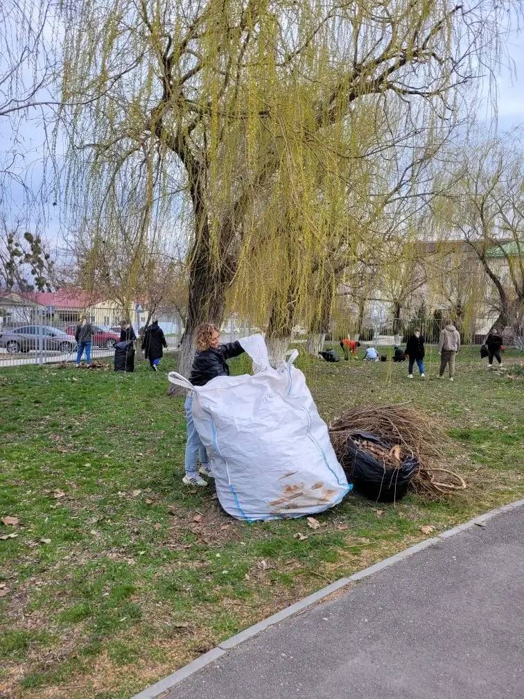 В Анапе проходит масштабный субботник В Анапе проходит масштабный субботник