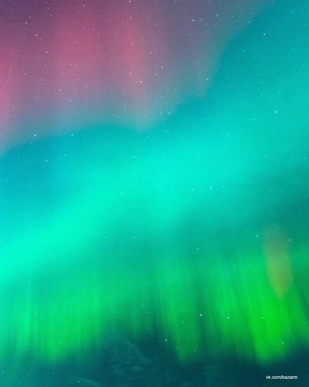 Сильная магнитная буря принесла красочное северное сияние Сильная магнитная буря принесла красочное северное сияние