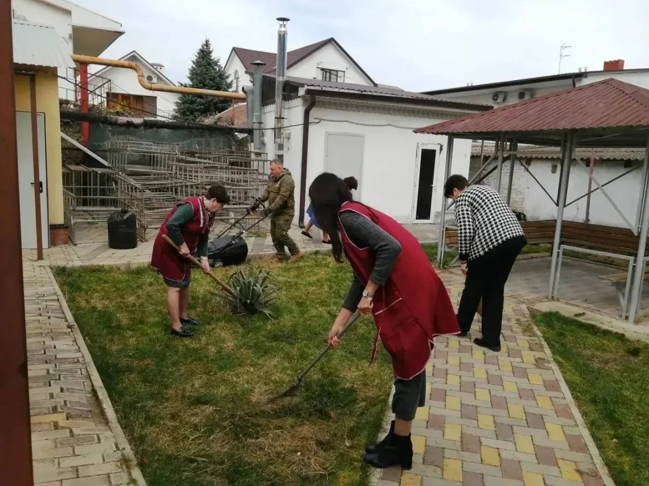 К общегородскому субботнику присоединились порядка 150 учреждений образования и культуры К общегородскому субботнику присоединились порядка 150 учреждений образования и культуры