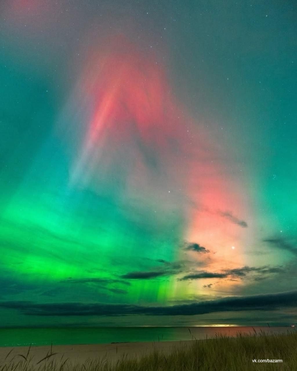 Сильная магнитная буря принесла красочное северное сияние