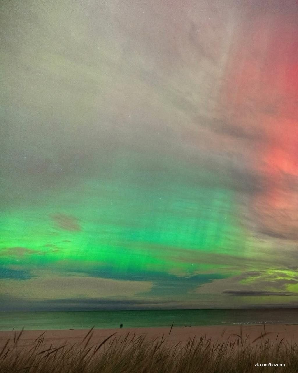 Сильная магнитная буря принесла красочное северное сияние Сильная магнитная буря принесла красочное северное сияние