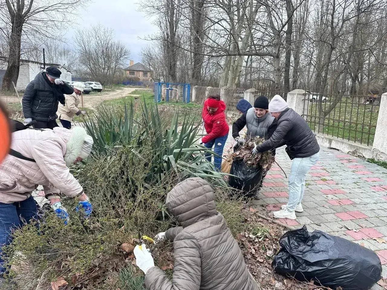 К общегородскому субботнику присоединились порядка 150 учреждений образования и культуры К общегородскому субботнику присоединились порядка 150 учреждений образования и культуры