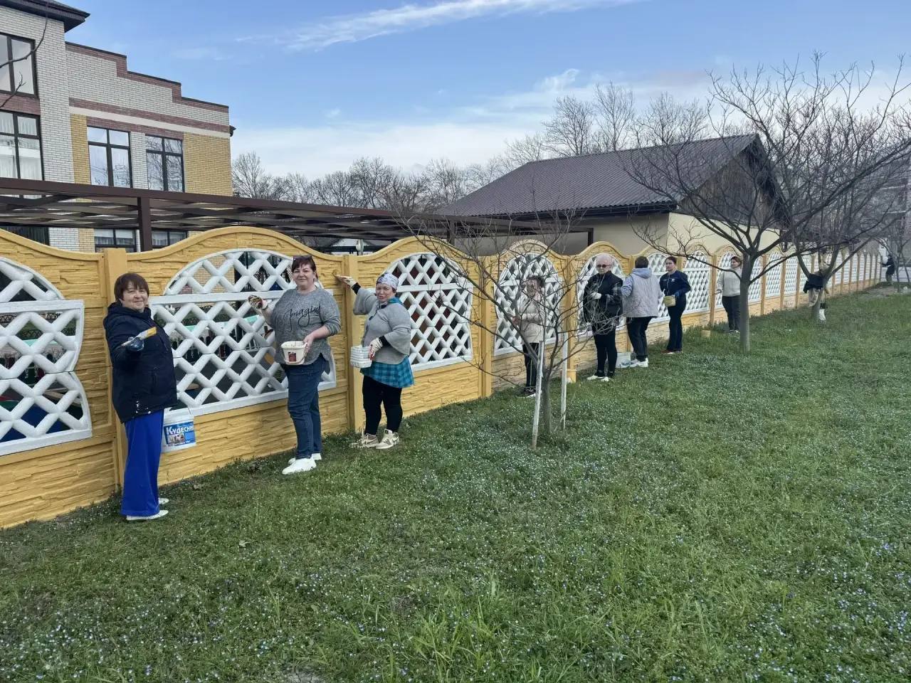 Субботник в детских садах объединил поколения Субботник в детских садах объединил поколения