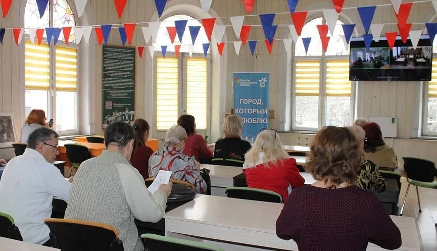 Сквозь километры – к сердцу: телемост объединил любителей поэзии Новороссийска и Ханты-Мансийска Сквозь километры – к сердцу: телемост объединил любителей поэзии Новороссийска и Ханты-Мансийска