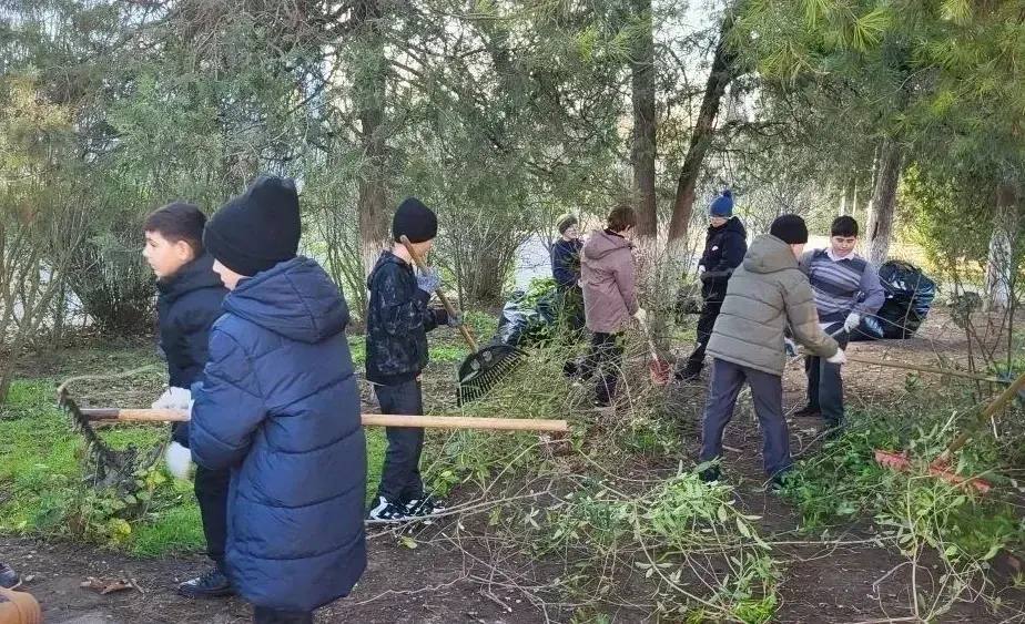 К общегородскому субботнику присоединились порядка 150 учреждений образования и культуры К общегородскому субботнику присоединились порядка 150 учреждений образования и культуры