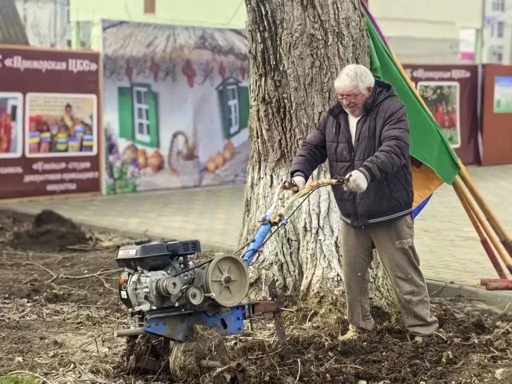 К общегородскому субботнику присоединились порядка 150 учреждений образования и культуры К общегородскому субботнику присоединились порядка 150 учреждений образования и культуры