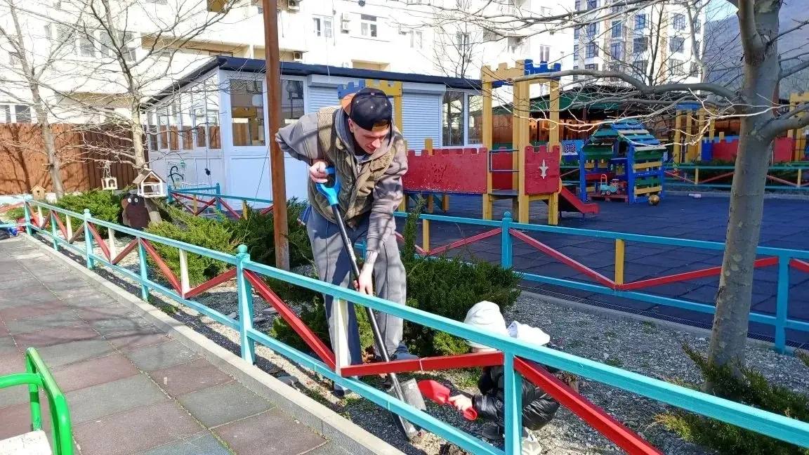 Субботник в детских садах объединил поколения Субботник в детских садах объединил поколения