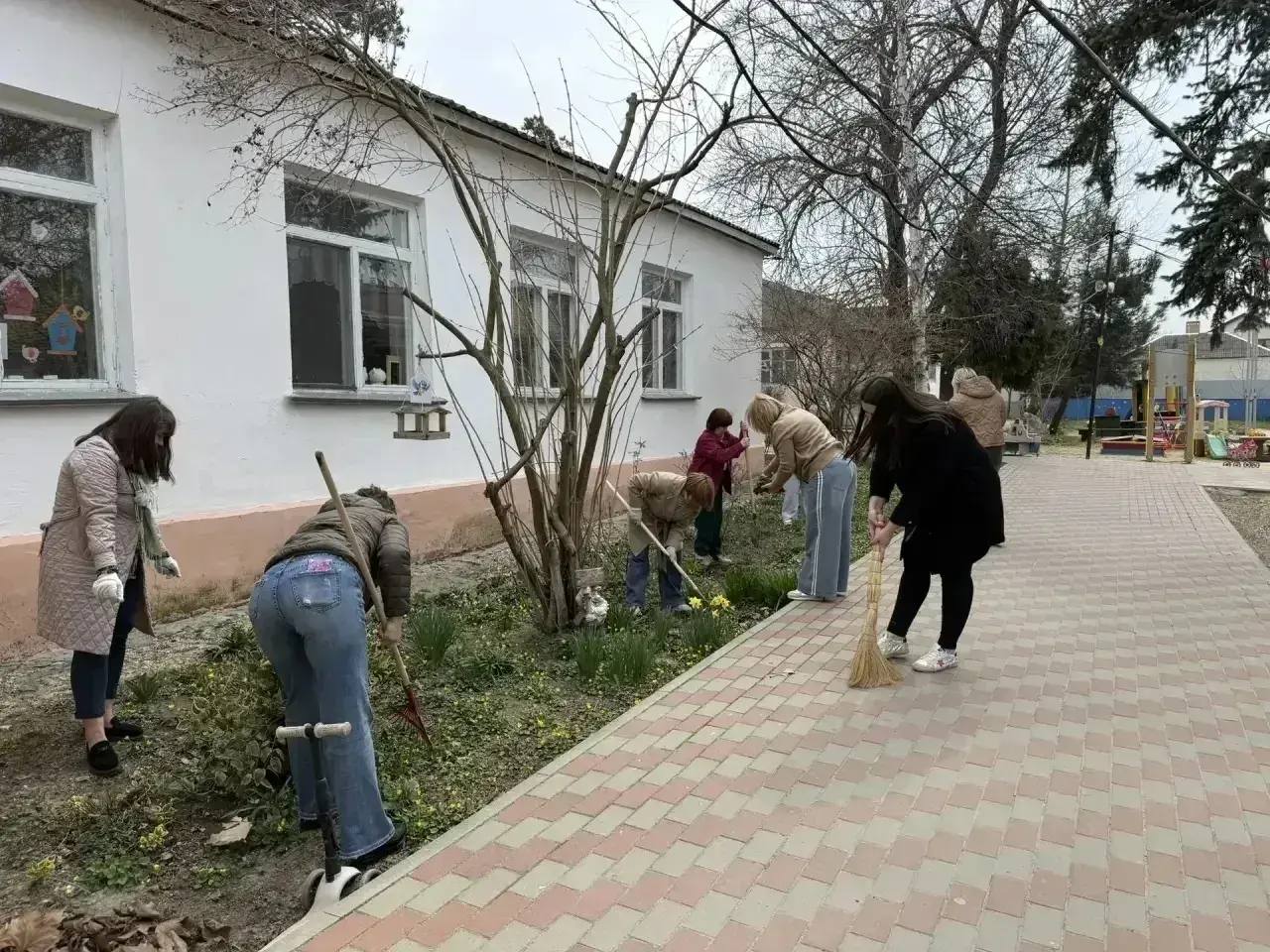 К общегородскому субботнику присоединились порядка 150 учреждений образования и культуры К общегородскому субботнику присоединились порядка 150 учреждений образования и культуры