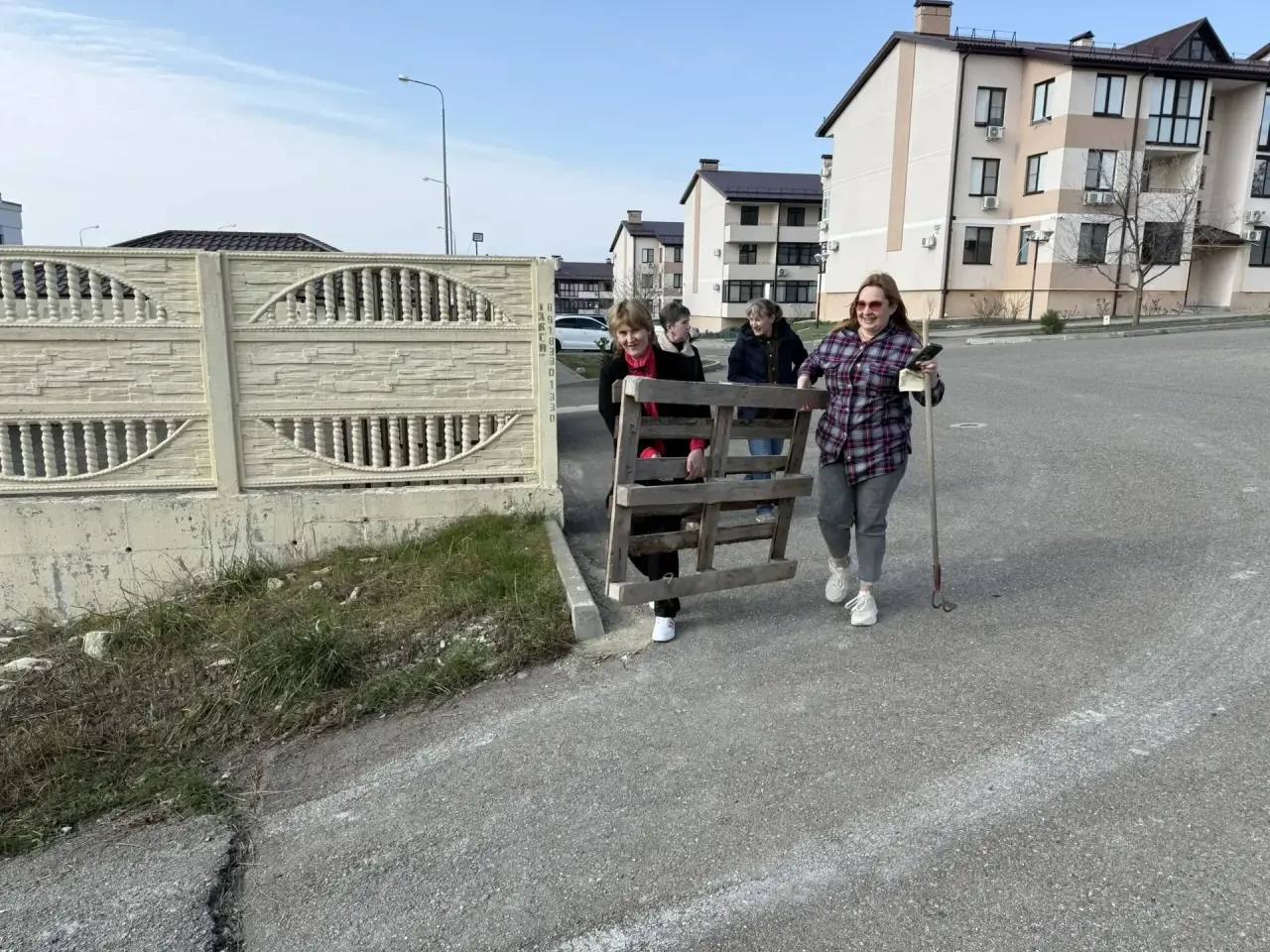 Субботник в детских садах объединил поколения Субботник в детских садах объединил поколения