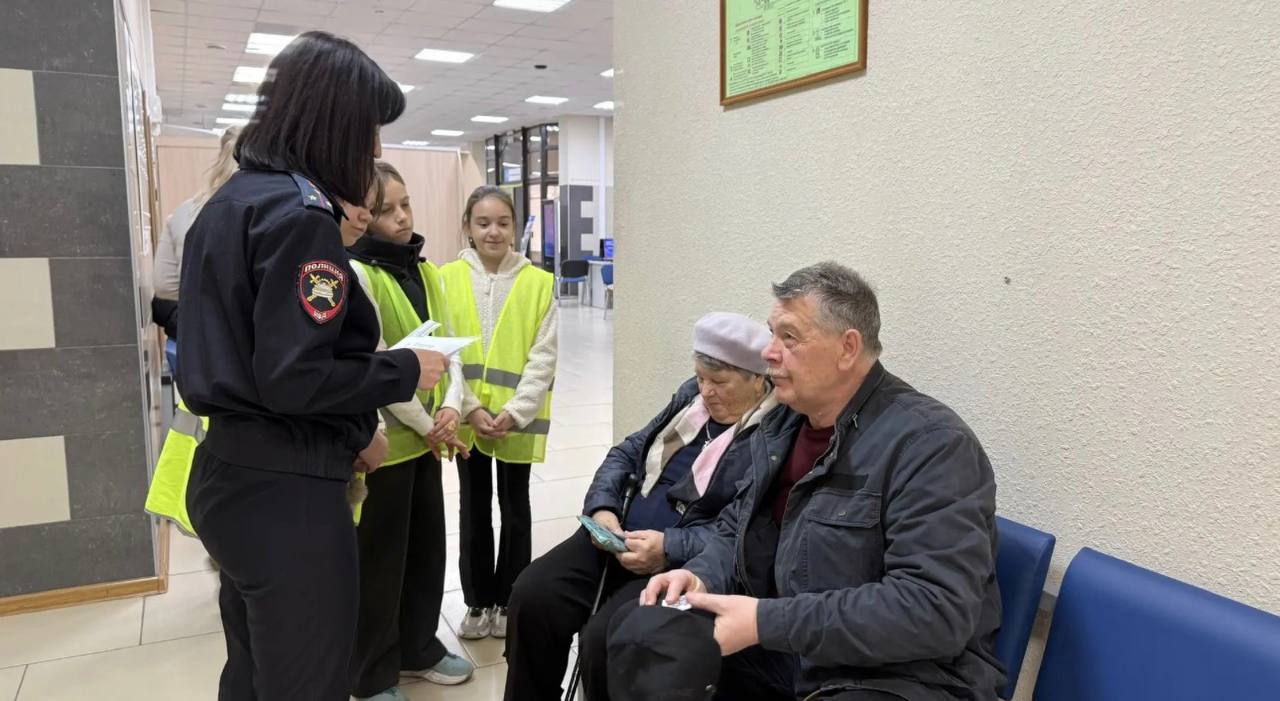 В Новороссийске сотрудники Госавтоинспекции провели акцию «Правила движения – для старшего поколения», направленную на повышение безопасности пожилых пешеходов В Новороссийске сотрудники Госавтоинспекции провели акцию «Правила движения – для старшего поколения», направленную на повышение безопасности пожилых пешеходов