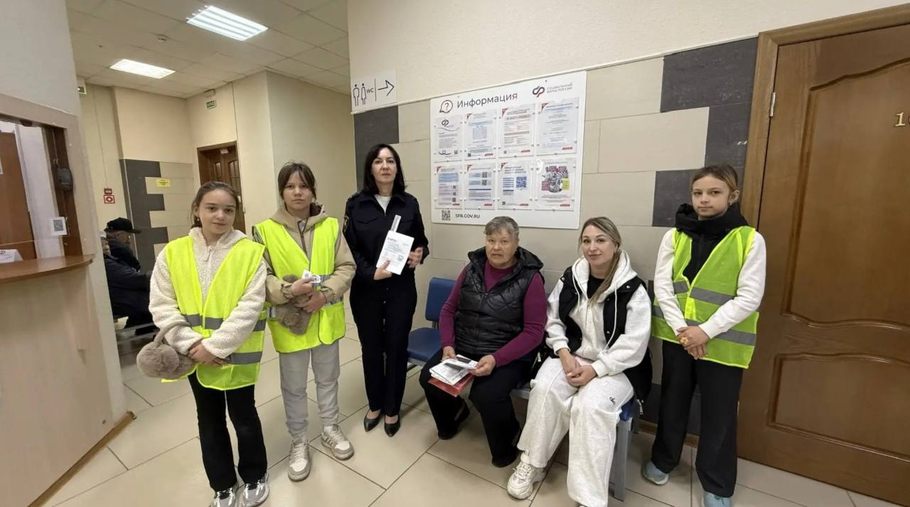 В Новороссийске сотрудники Госавтоинспекции провели акцию «Правила движения – для старшего поколения», направленную на повышение безопасности пожилых пешеходов В Новороссийске сотрудники Госавтоинспекции провели акцию «Правила движения – для старшего поколения», направленную на повышение безопасности пожилых пешеходов