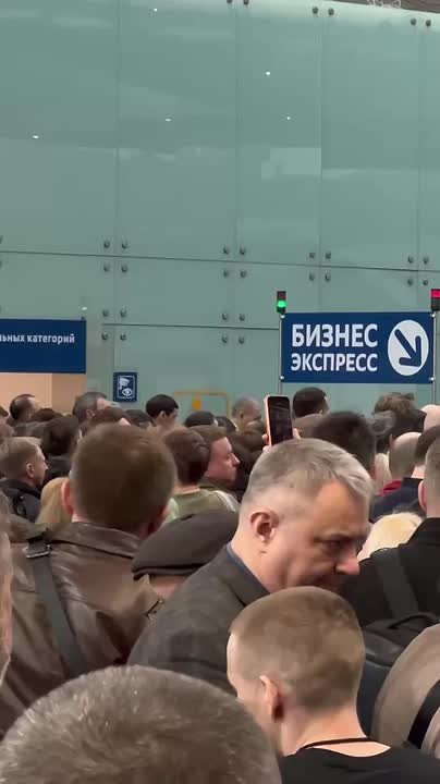 Коллапс случился в питерском аэропорту Пулково — его закрывали на 15 часов из-за атаки дронов