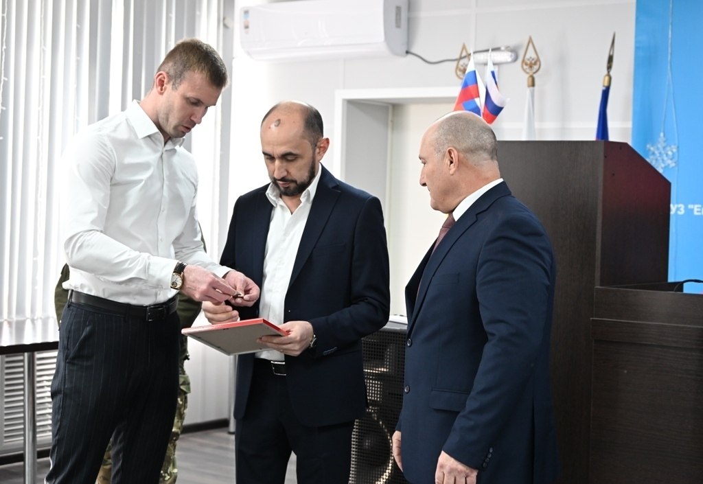 За содействие в СВО!. Сегодня заместитель главы Ейского района Сергей Загребельный наградил медалью "За содействие в СВО" главного врача Ейской центральной районной больницы Миграна Григоряна За содействие в СВО!. Сегодня заместитель главы Ейского района Сергей Загребельный наградил медалью "За содействие в СВО" главного врача Ейской центральной районной больницы Миграна Григоряна