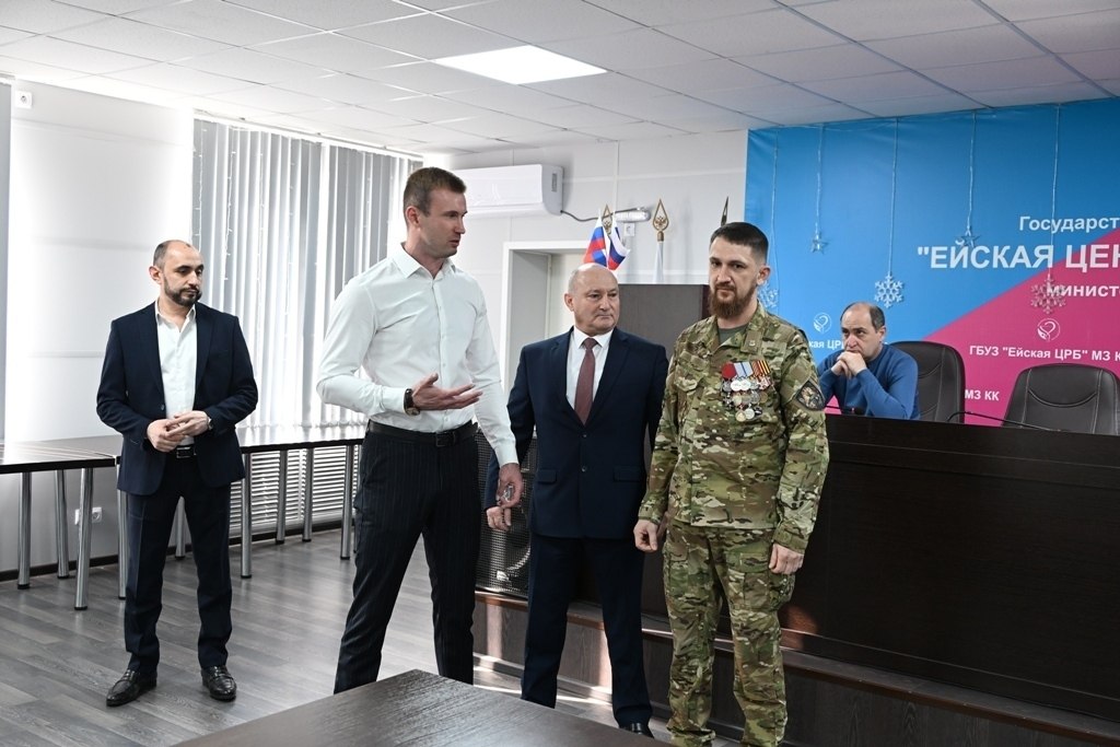 За содействие в СВО!. Сегодня заместитель главы Ейского района Сергей Загребельный наградил медалью "За содействие в СВО" главного врача Ейской центральной районной больницы Миграна Григоряна За содействие в СВО!. Сегодня заместитель главы Ейского района Сергей Загребельный наградил медалью "За содействие в СВО" главного врача Ейской центральной районной больницы Миграна Григоряна