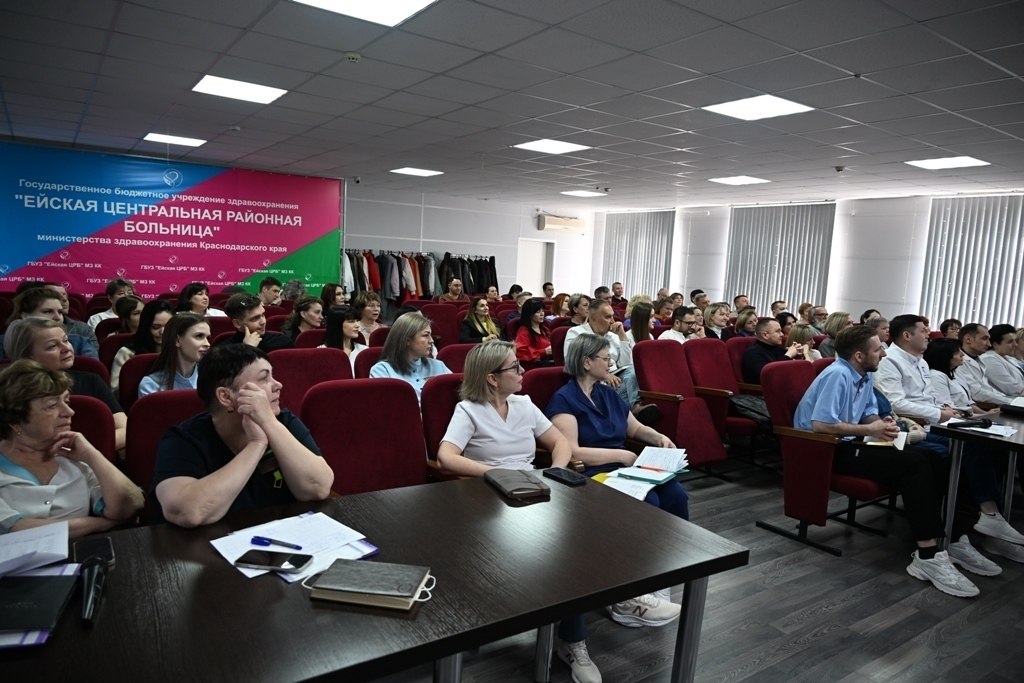 За содействие в СВО!. Сегодня заместитель главы Ейского района Сергей Загребельный наградил медалью "За содействие в СВО" главного врача Ейской центральной районной больницы Миграна Григоряна За содействие в СВО!. Сегодня заместитель главы Ейского района Сергей Загребельный наградил медалью "За содействие в СВО" главного врача Ейской центральной районной больницы Миграна Григоряна