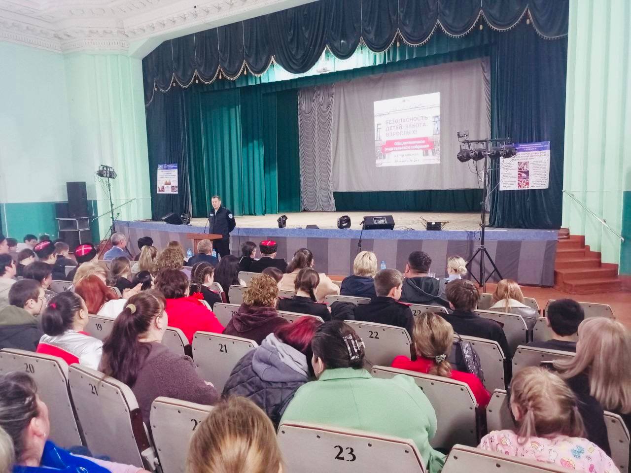 Сотрудники Госавтоинспекции Кавказского района приняли участие в сходе граждан в Казанском сельском поселении Сотрудники Госавтоинспекции Кавказского района приняли участие в сходе граждан в Казанском сельском поселении