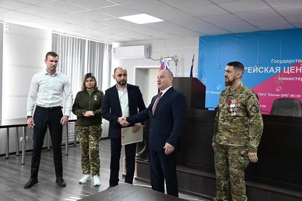 За содействие в СВО!. Сегодня заместитель главы Ейского района Сергей Загребельный наградил медалью "За содействие в СВО" главного врача Ейской центральной районной больницы Миграна Григоряна За содействие в СВО!. Сегодня заместитель главы Ейского района Сергей Загребельный наградил медалью "За содействие в СВО" главного врача Ейской центральной районной больницы Миграна Григоряна