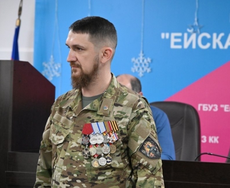 За содействие в СВО!. Сегодня заместитель главы Ейского района Сергей Загребельный наградил медалью "За содействие в СВО" главного врача Ейской центральной районной больницы Миграна Григоряна За содействие в СВО!. Сегодня заместитель главы Ейского района Сергей Загребельный наградил медалью "За содействие в СВО" главного врача Ейской центральной районной больницы Миграна Григоряна