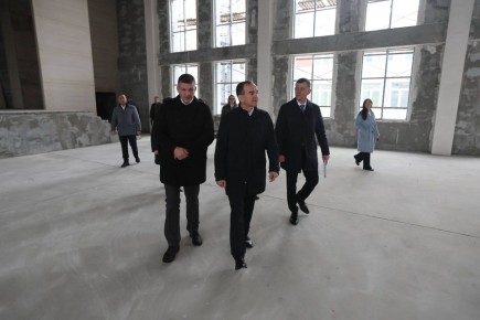 Евгений Наумов: Также проверили готовность школы по улице им. Пономаренко, которая строится по поручению главы региона Вениамина Ивановича Кондратьева