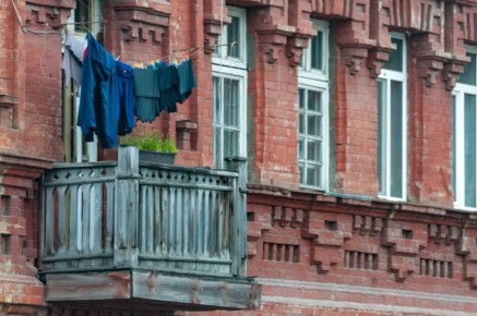 "Плюшкины" напряглись. Есть любители складировать на балконе старые вещи