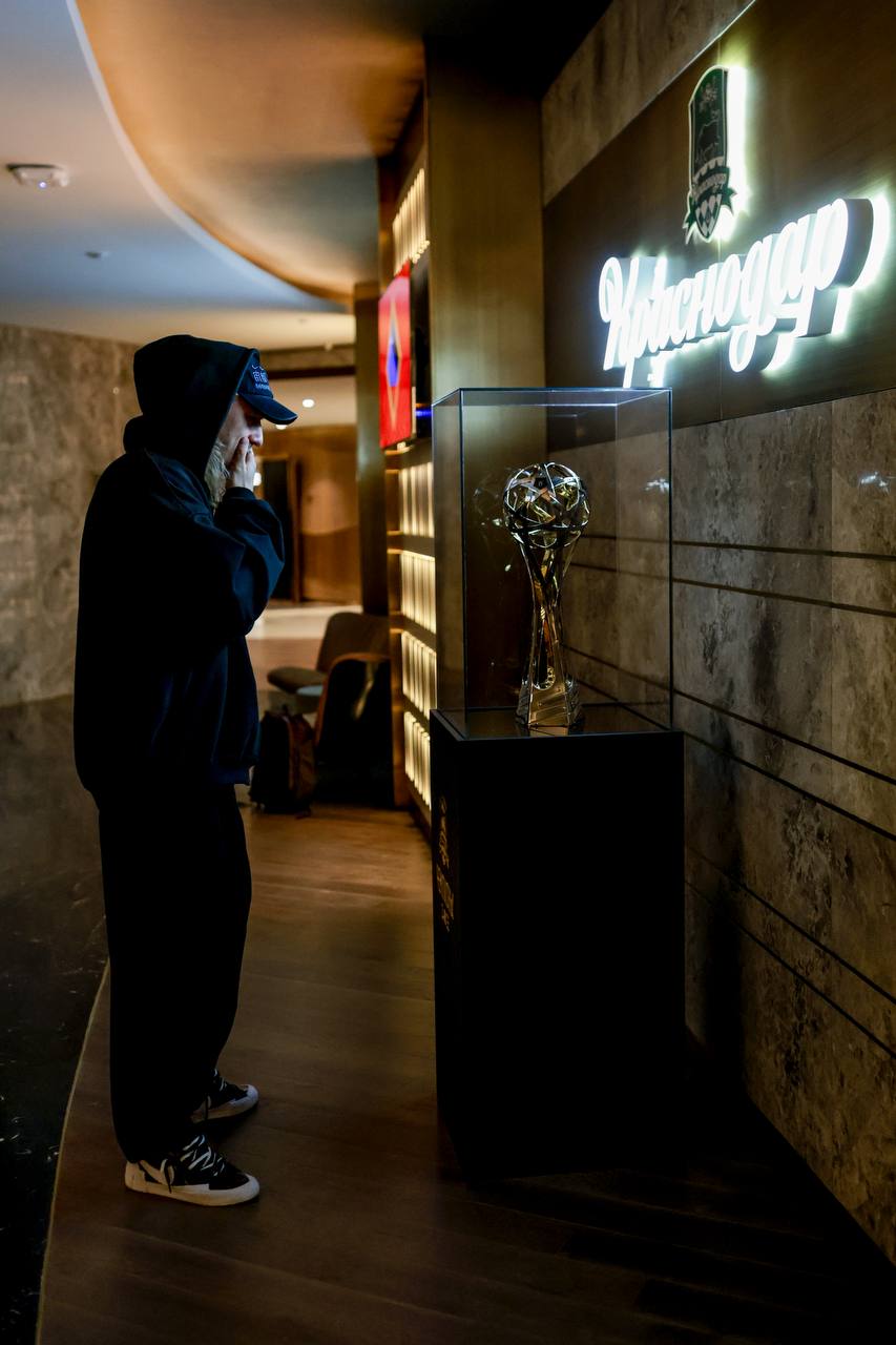 Ходил и улыбался от чувства родного и близкого во всем, что видел Ходил и улыбался от чувства родного и близкого во всем, что видел