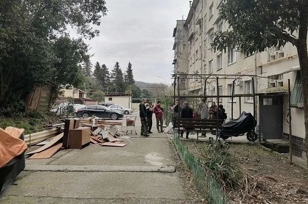 В Хостинском районе Сочи продолжается расчистка подвалов многоквартирных домов