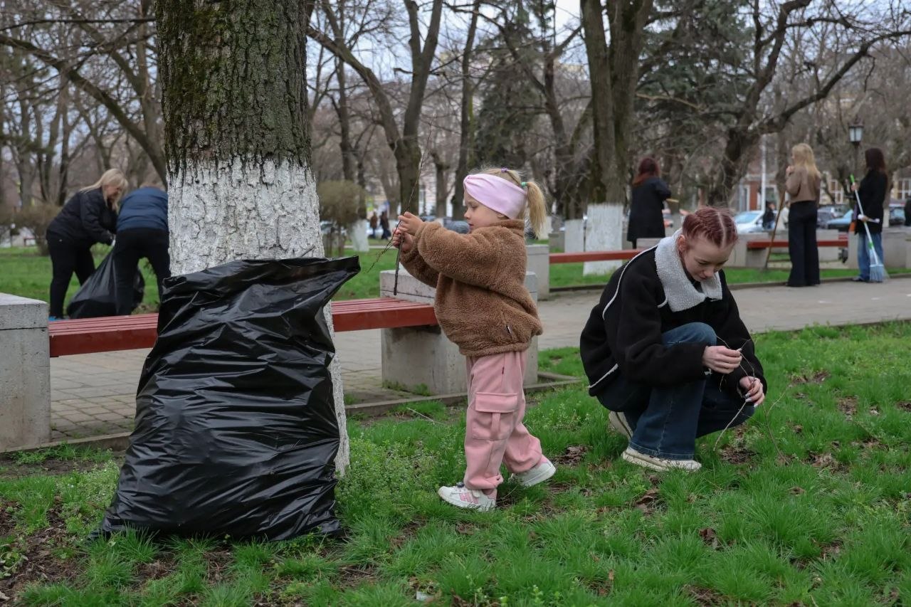 В АРМАВИРЕ ПРОШЕЛ ОБЩЕГОРОДСКОЙ СУББОТНИК В АРМАВИРЕ ПРОШЕЛ ОБЩЕГОРОДСКОЙ СУББОТНИК