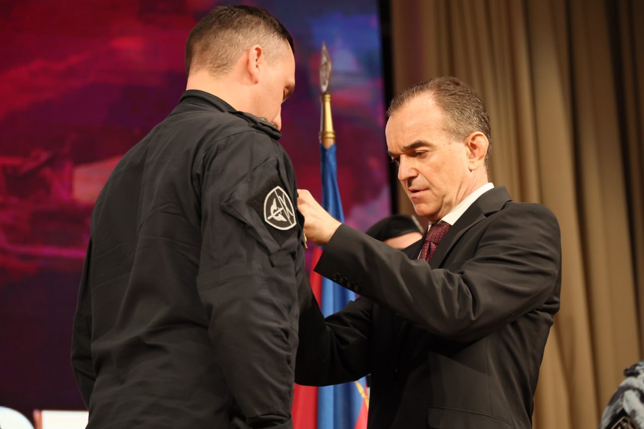 Вениамин Кондратьев наградил лучших сотрудников Росгвардии Вениамин Кондратьев наградил лучших сотрудников Росгвардии